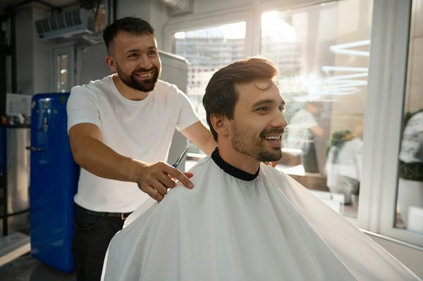 Coupe de cheveux pour homme : vous pouvez plaquer votre chevelure en arrière