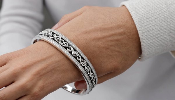 Le jonc en argent pour femme : un bijou essentiel à adopter