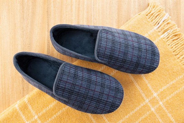 Les meilleurs chaussons hommes pour un confort inégalé
